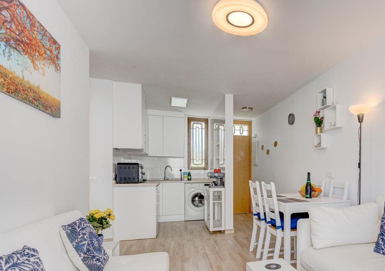 Apartment Stylish Flat And Pool With 3 Rooms, Sleeps 6, Cristianos *