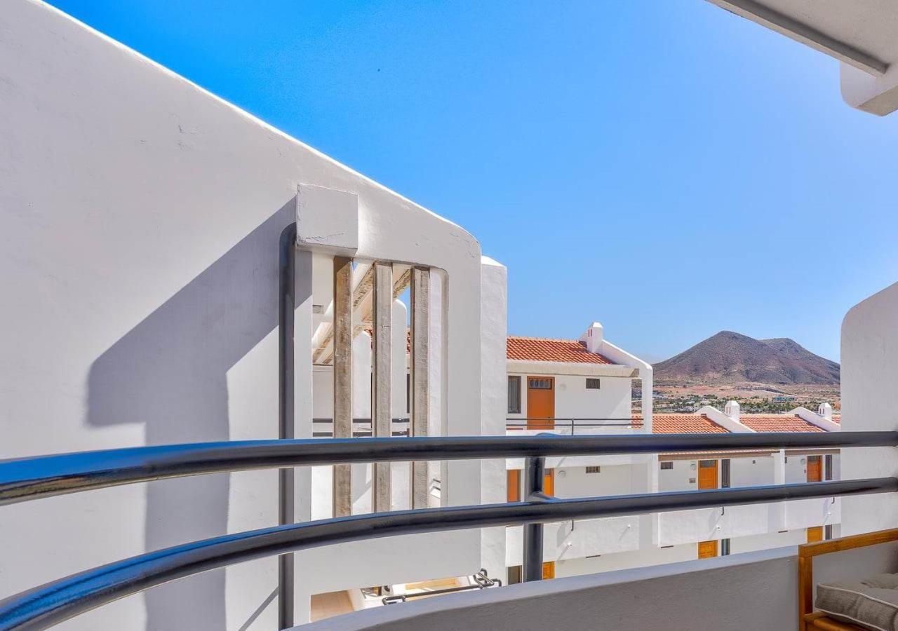 Stylish Flat And Pool With 3 Rooms, Sleeps 6, Cristianos Apartment Los Cristianos (Tenerife)