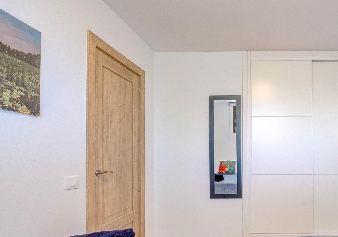 Apartment Stylish Flat And Pool With 3 Rooms, Sleeps 6, Cristianos