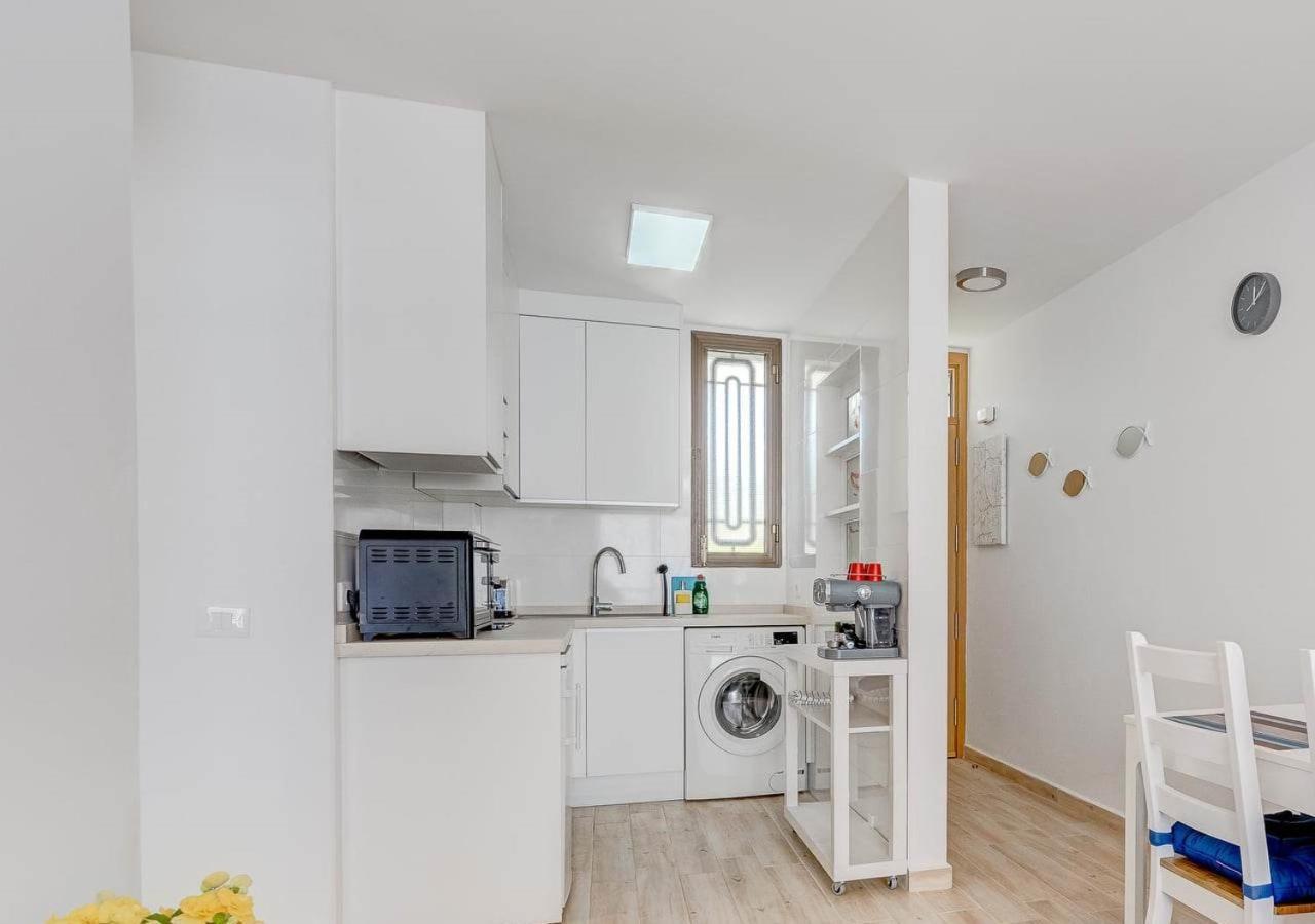 Stylish Flat And Pool With 3 Rooms, Sleeps 6, Cristianos Apartment *
