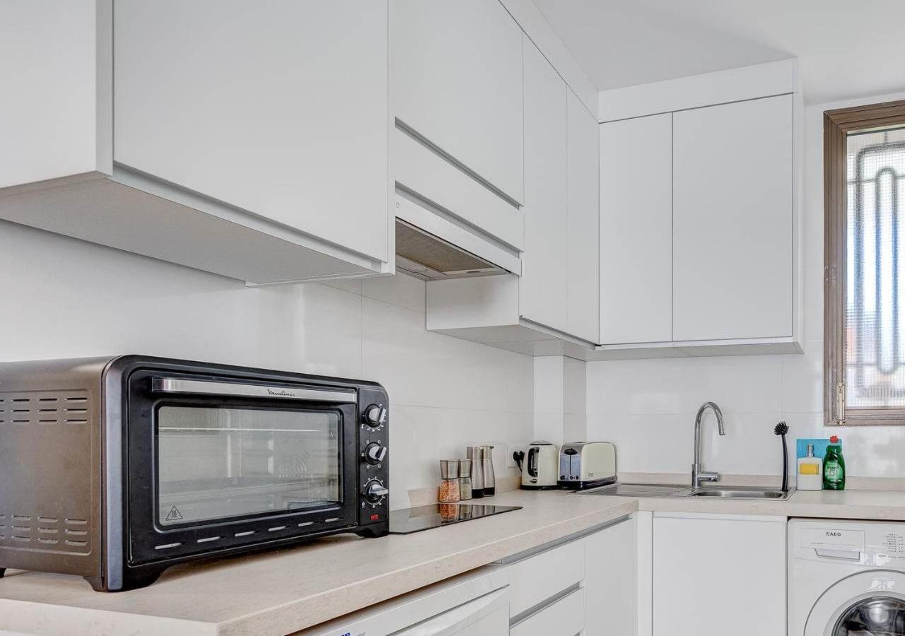 Stylish Flat And Pool With 3 Rooms, Sleeps 6, Cristianos Los Cristianos (Tenerife)